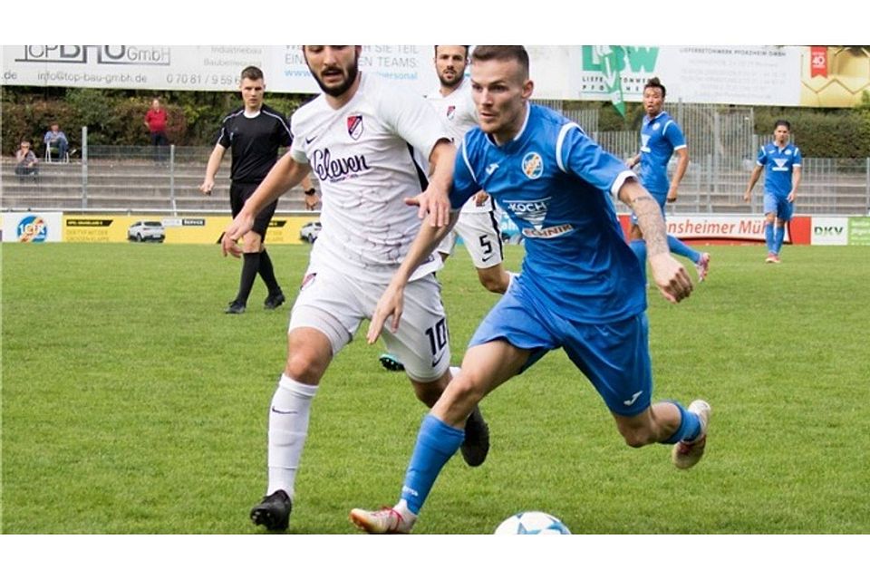 Auslöser des Skandals auf dem Holzhof war ein verschossener Elfmeter von CfR-Spieler Kreshnik Lushtaku (rechts, hier gegen Ilshofens Ramazan Kandazoglu).