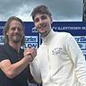 Illertissens Sportlicher Leiter Jochen Schmitt (li.) begrüßt Ben Kronenberg