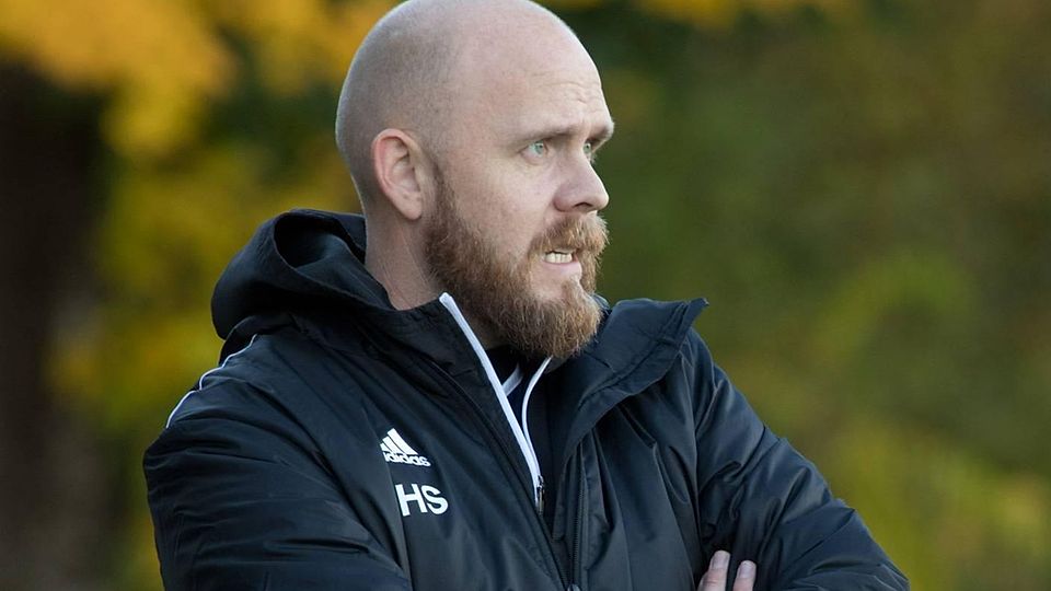 Über eine zu kurze Nachspielzeit regt sich FCD-Trainer Hannes Sigurdsson auf.  