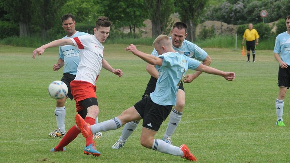 Theeßen (in blau/ Archiv) erwartet in Runde eins Liga-Rivalen Borussia Genthin   F: Hofmann