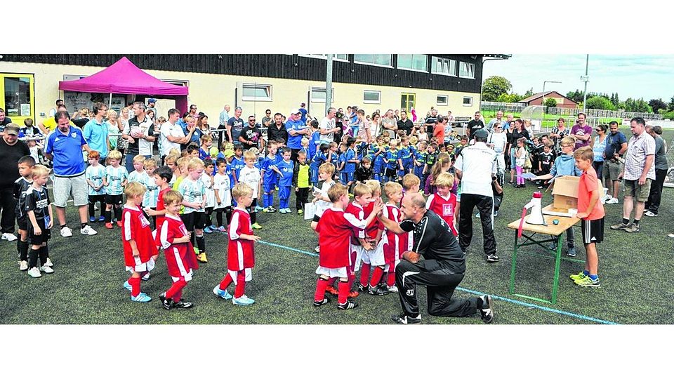 Bei der Siegerehrung des Bambiniturniers gingen alle Teams und alle kleinen Kicker mit der gleichen Belohnung nach Hause. Turnierorganisator Guido Retz (vorne) bedankte sich während der „Alle-sind-Sieger-Ehrung“ bei jedem Teilnehmer persönlich.Fotos: Heiner Schepp