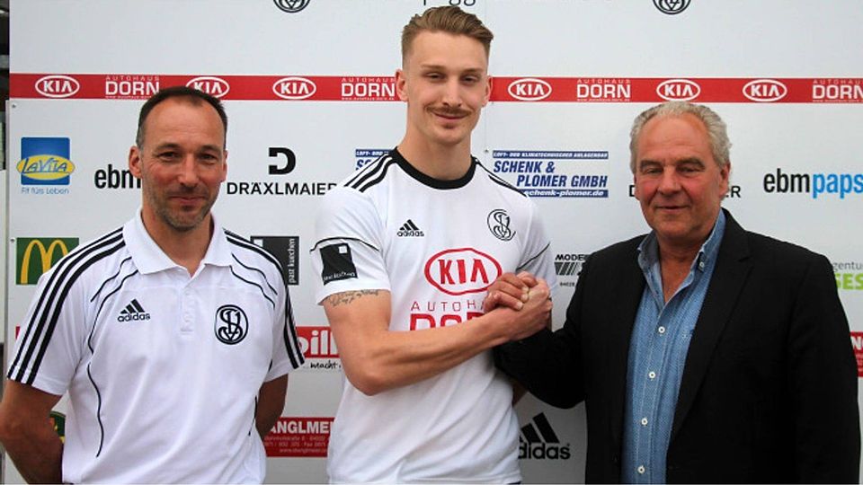 von links nach rechts: SVL-Sportleiter Willi Loebenbrück, Robin Justvan und der SVL-Vorstandsvorsitzende Manfred Maier   Foto: Herrmann