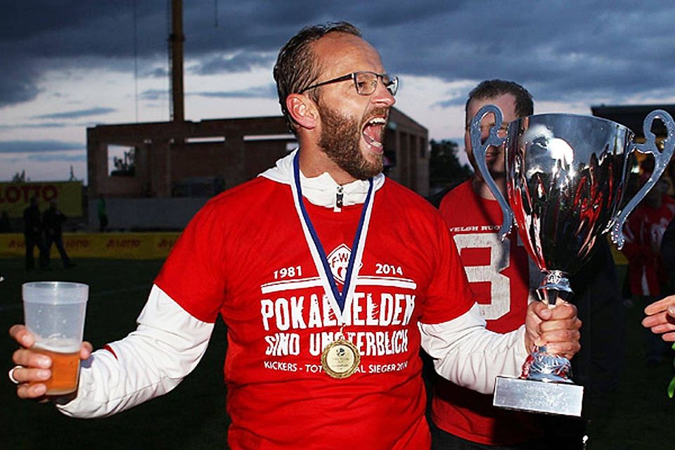 Überglücklich: FWK-Coach Dieter Wirsching beschreit den Pokalsieg in Schalding. F: Scheuring