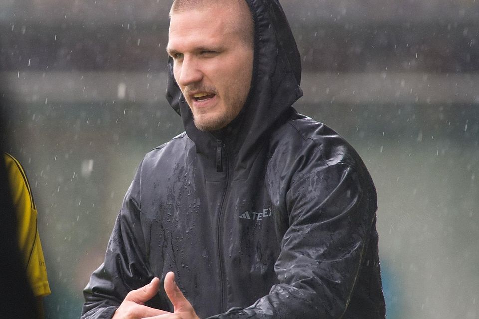 Erster Saisonsieg im Dauerregen: Pullachs Trainer Fabian Beigl freut sich über den gelungenen Saisonstart. Erster Saisonsieg im Dauerregen: Pullachs Trainer Fabian Beigl freut sich über den gelungenen Saisonstart.