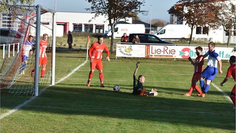 Der Anfang vom Ende. Langerringens Patrick Schorer (weißes Trikot) hat zwar nur Gegner um sich, bringt den Ball aber trotzdem im Klosterlechfelder Tor unter. 	Foto: Kruppe
