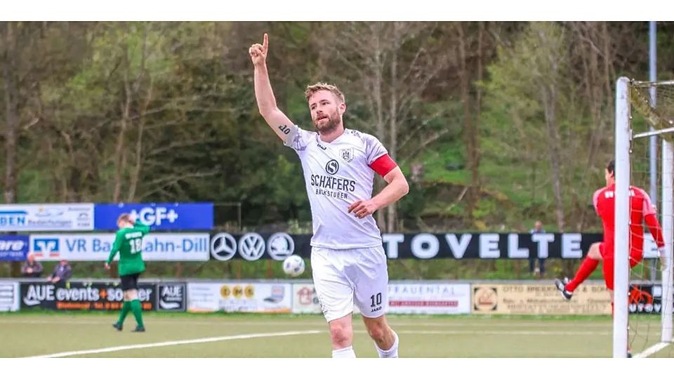 Dennis Rakowski vom VfL Biedenkopf schenkt der SG Eschenburg in der Fußball-Gruppenliga Gießen/Marburg drei Buden ein. (Archivfoto) © Lars Hinter