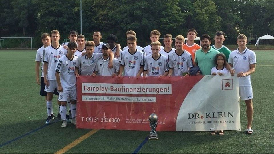 So sehen Sieger aus! Die U19 des SV Gonsenheim holte sich den Pokal im Elfmeterschießen.  F: Schröder
