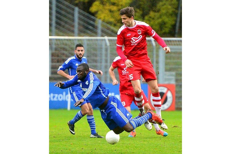 Viktorias Daniel Reiche (r.) stoppt Schalkes Ex-Nationalspieler Gerald Asamoah., Foto: Herhaus