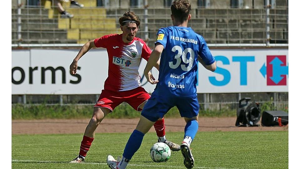 Rechtsverteidiger Moritz Gotthardt spielt bei der Wormatia aktuell nur die zweite Geige. Das sah in den letzten Monaten der Vorsaison, hier im Bild der Pirmasens-Spieler Kevin Büchler, noch anders aus.	Archivfoto: Christine Dirigo/pakalski-press