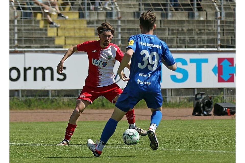 Rechtsverteidiger Moritz Gotthardt spielt bei der Wormatia aktuell nur die zweite Geige. Das sah in den letzten Monaten der Vorsaison, hier im Bild der Pirmasens-Spieler Kevin Büchler, noch anders aus.	Archivfoto: Christine Dirigo/pakalski-press