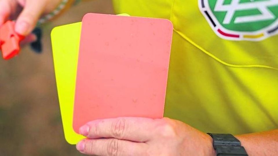 Die Gelb-rote Karte gibt es im Bereich des SWFV nicht mehr. Dennoch herrschte in Neu-Bamberg kürzlich Diskussionsbedarf. © Robert Michael/dpa