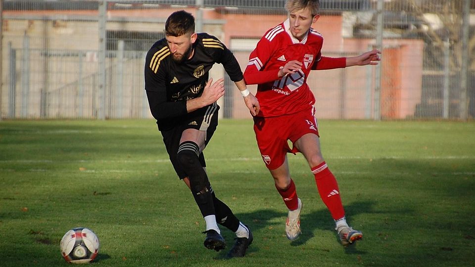 Den Ball im Blick: Alexander Rütten (l., Huchem-Stammeln) und Cedric Meurers (Freialdenhoven).