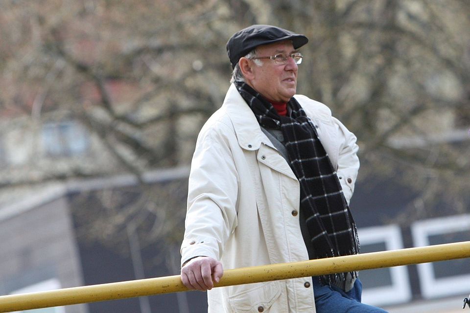 Staffelleiter Adolf Muhr blickt bei einem Bezirksliga-Spiel genau hin.