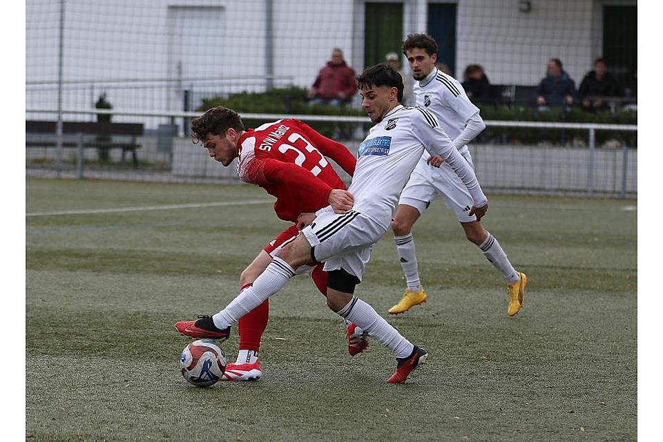 Der Gimbsheimer Offensivspieler Reda Chkifa (weißes Trikot) luchst im Zweikampf Justin Haydn (SVW Mainz) den Ball ab. Foto: Christine Dirigo/pakalski-press