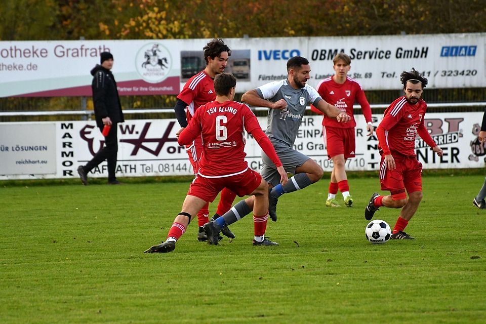 Der TSV Alling in grau gegen die SpVgg Wildenroth in rot in der Kreisklasse