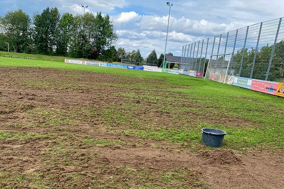 Der Platz ist in einem erbärmlichen Zustand. Der Platz ist in einem erbärmlichen Zustand.
