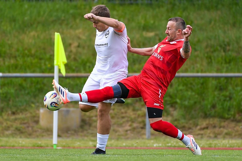 Trotz des klaren Resultats (4:0) sahen die Zuschauer eine intensive Partie zwischen dem FC Steinen-Höllstein und dem FC Wallbach. Hier attackiert Gästespieler Velibor Radic (rechts) Max Blum, den Kapitän der Heimelf. | Foto: Gerd Gründl Trotz des klaren Resultats (4:0) sahen die Zuschauer eine intensive Partie zwischen dem FC Steinen-Höllstein und dem FC Wallbach. Hier attackiert Gästespieler Velibor Radic (rechts) Max Blum, den Kapitän der Heimelf. | Foto: Gerd Gründl