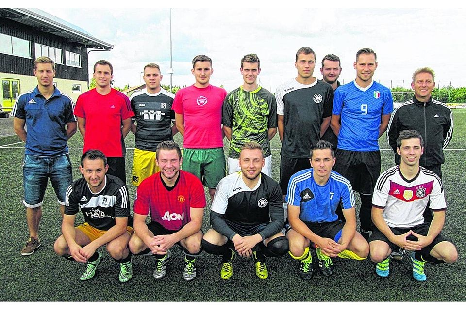Als einziges noch verbliebenes Nordeifeler Team in der Kreisliga A strebt der TV Konzen unter Trainer Frank Thielen (stehend oben rechts) eine bessere Platzierung als in der Vorsaison an. Foto: Mertens