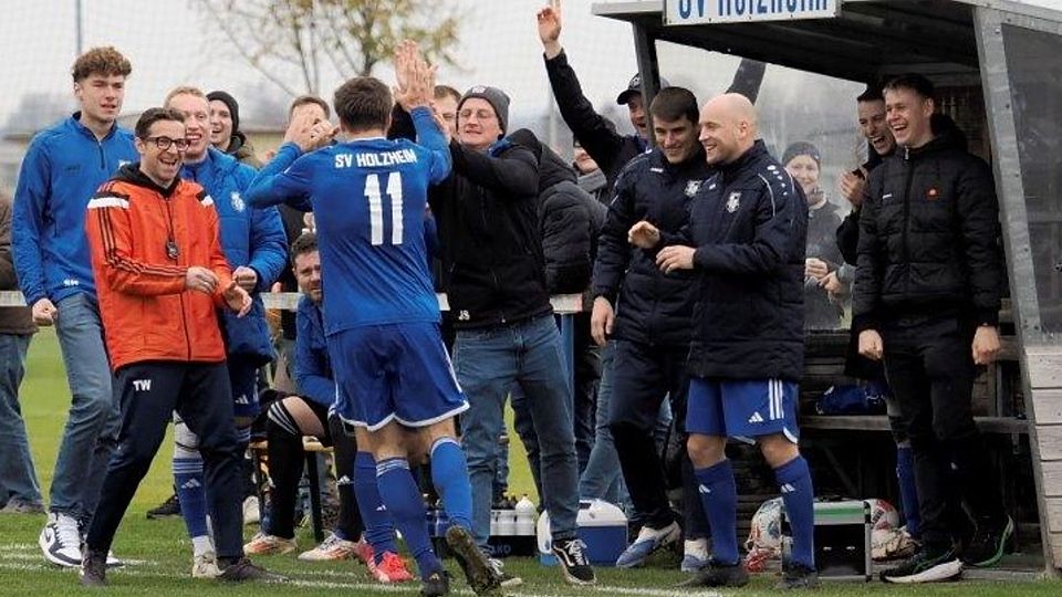 Wollen, wie hier beim Sieg im Ortsderby gegen Weisingen auch in Zukunft weiter zusammen jubeln. Thomas Weber(orange Trainingsjacke) bleibt auch zur Saison 26/27 Trainer beim SV Holzheim