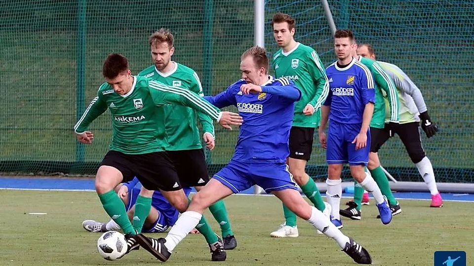 Jonas Schneider (in blau) spielt ab sofort für den TSV Großkorbetha.