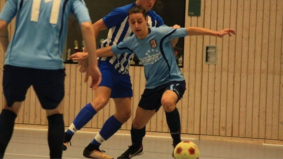 Der Große Alexander Backnang (hellblaue Trikots) siegte im Finale gegen den TB Beinstein (dunkelblaue Trikots). F: Babic