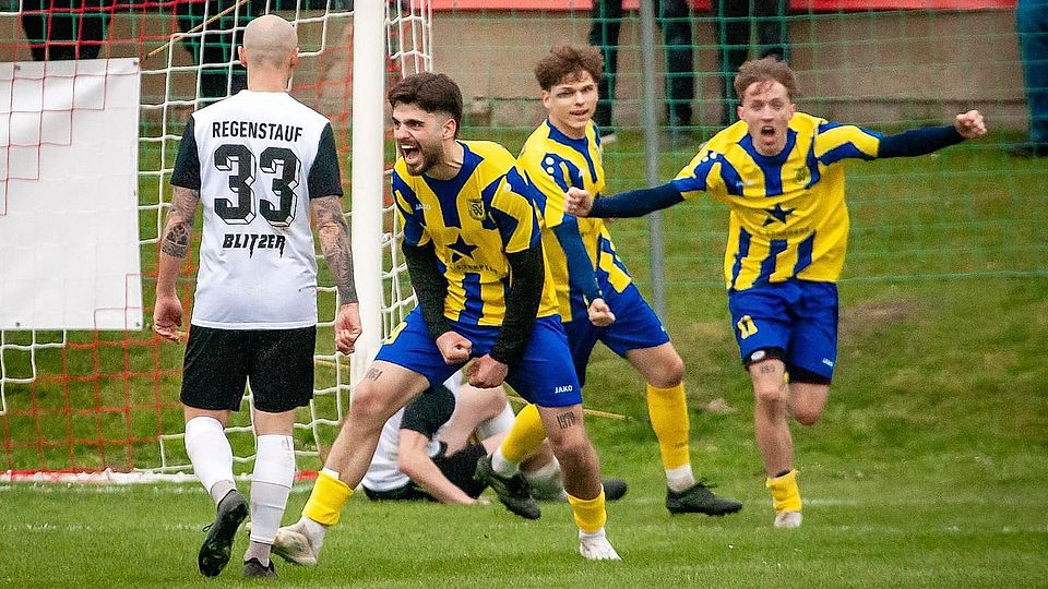 Gabriel Novakovic, Alex Freitag und Torschütze Nico Sturm (von links) feiern den Siegtreffer des SV Wenzenbach in Regenstauf.