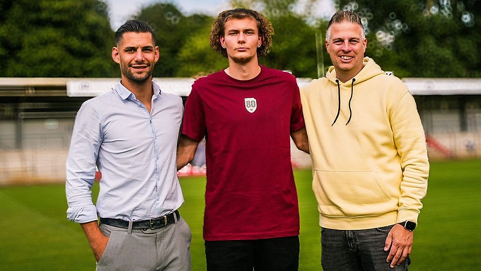 Luka Tankulic (links) und Dennis Kocker (rechts) mit Dominik Limprecht.