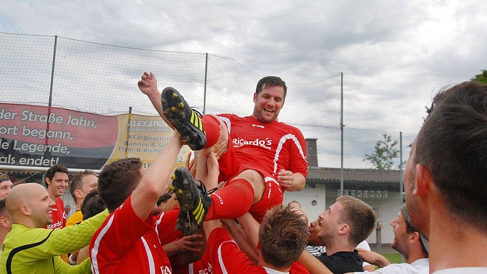 Jubeltraube: Mit dem TSV Lengfeld gelang Daniel Leifermann in der Saison 2014/15 der Aufstieg in die Gruppenliga Darmstadt.
