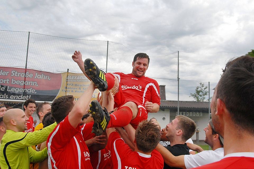 Jubeltraube: Mit dem TSV Lengfeld gelang Daniel Leifermann in der Saison 2014/15 der Aufstieg in die Gruppenliga Darmstadt.