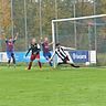 Jubel über das 1:0:Torschütze Leon Eicher (2.v.l.) und Kapitän Alexander Heilmeier (2..v.r.) freuen sich über die TSV-Führung, Gästeverteidiger Alex Huber (r.) kann nicht mehr retten.