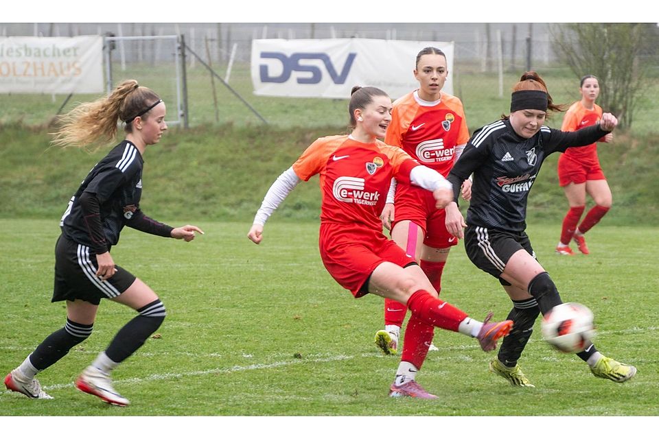 Erster Punkt: Die SG Otterfing/Sachsenkam (orange) sicherte sich gegen Huglfing ein Unentschieden. Erster Punkt: Die SG Otterfing/Sachsenkam (orange) sicherte sich gegen Huglfing ein Unentschieden.