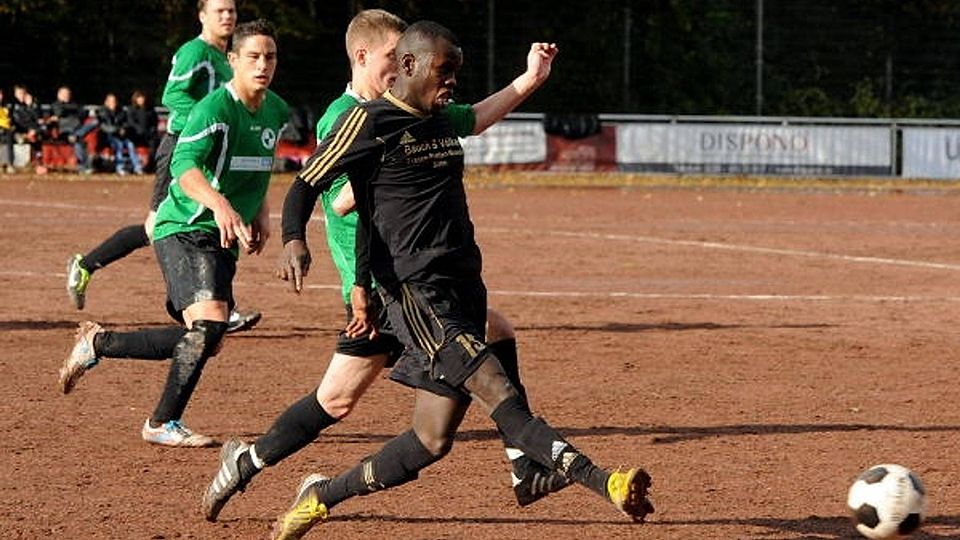 Eine knappe Niederlage kassierte die Zweitvertretung des FC Endenich mit Loic Lulu-Sungani (vorne).  Foto: Horst Müller