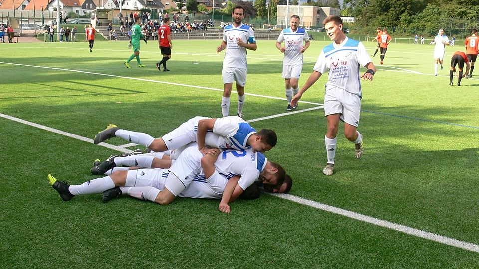 Halten die Limbacher Spieler (im Bild) nach 90 Minuten ein Unentschieden in den Händen, fällt vorm Elfmeterschießen eine Verlängerung flach