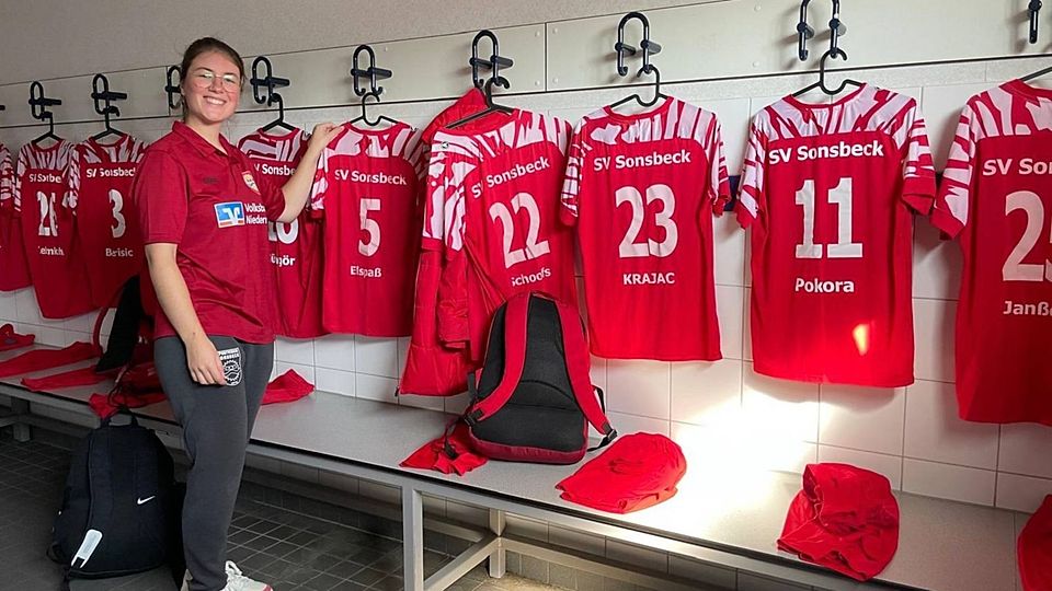 Lina Killewald, hier in der Kabine beim 1. FC Monheim, ist seit dieser Oberliga-Saison Spieltagsbetreuerin beim SV Sonsbeck.