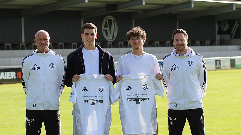 Der Sportliche Leiter Claus Riedi (li.) und Vorstand Michael Gerauer (re.) begrüßen mit Luca Mohr und Tim Langmeier (v.l.) zwei Neuzugänge beim SV Neufraunhofen. -