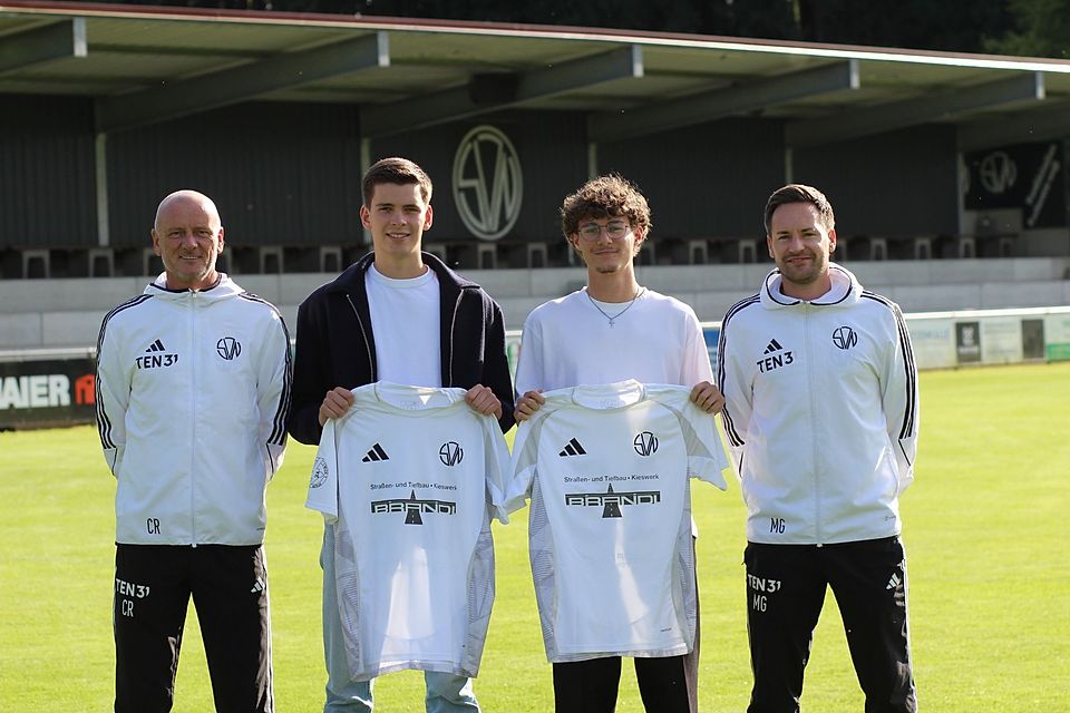 Der Sportliche Leiter Claus Riedi (li.) und Vorstand Michael Gerauer (re.) begrüßen mit Luca Mohr und Tim Langmeier (v.l.) zwei Neuzugänge beim SV Neufraunhofen. - Der Sportliche Leiter Claus Riedi (li.) und Vorstand Michael Gerauer (re.) begrüßen mit Luca Mohr und Tim Langmeier (v.l.) zwei Neuzugänge beim SV Neufraunhofen. -