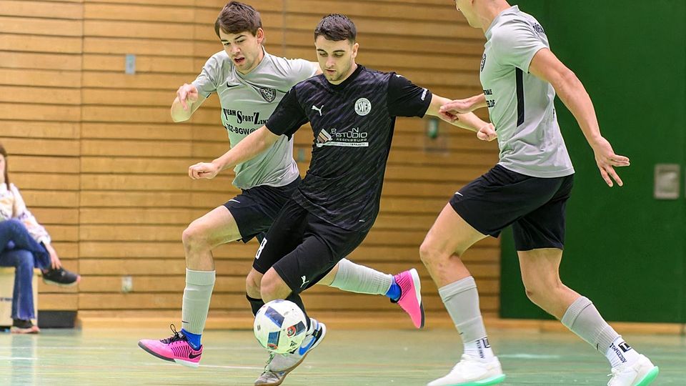 Titelverteidiger FSV Prüfening (in Grau) und Bayernligist SV Fortuna (Schwarz) zählen zu den Favoriten.