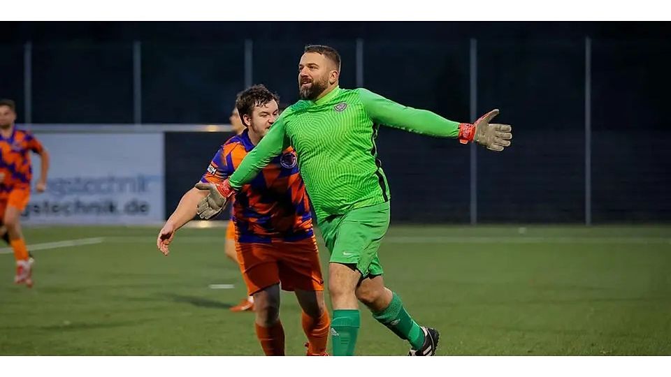 Lässt sich feiern: Torwart Michael Knetsch vom TuSpo Beilstein II, der per Elfmeter den 3:2-Siegtreffer beim SSV Wissenbach in der Fußball-B-Liga Dillenburg erzielt. © Jonathan Ortmann
