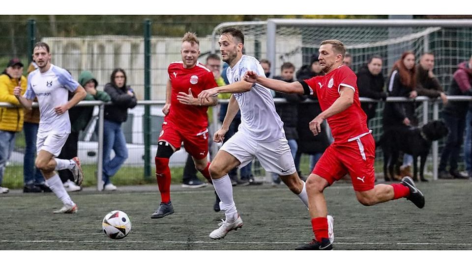 Konstantin Zygan (l.) vom TSV Bicken und Lars Thomas vom SSV Sechshelden im Sprintduell. Beide Mannschaften wollen in der Kreisoberliga-Spitzengruppe so lange ie möglich eine herausragende Rolle spielen. Foto: Lorenz Pietzsch Konstantin Zygan (l.) vom TSV Bicken und Lars Thomas vom SSV Sechshelden im Sprintduell. Beide Mannschaften wollen in der Kreisoberliga-Spitzengruppe so lange ie möglich eine herausragende Rolle spielen. Foto: Lorenz Pietzsch © Lorenz Pietzsch