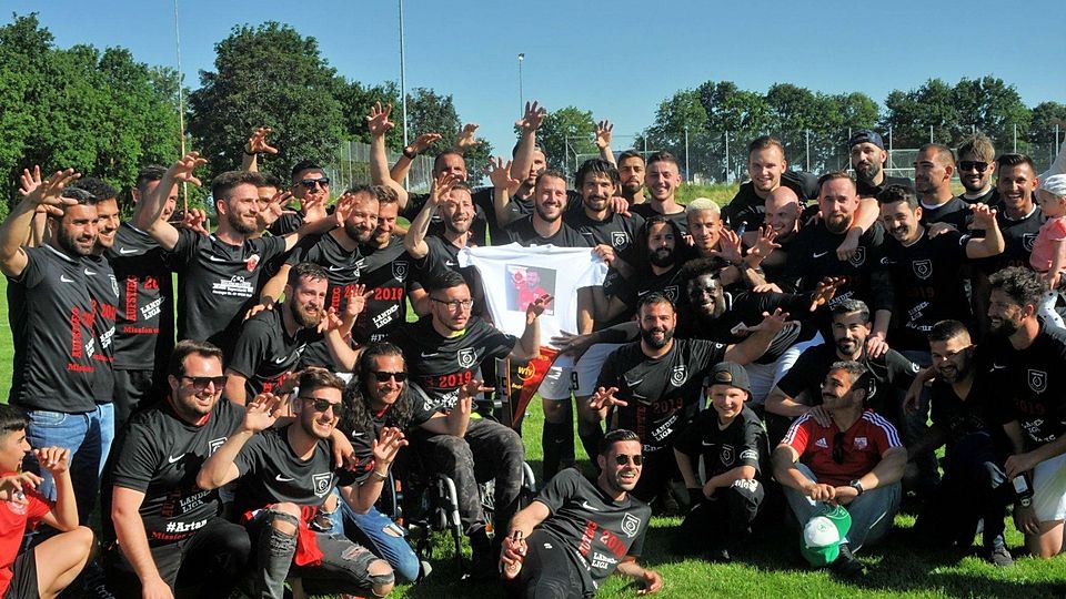 Mit einem 8:1-Erfolg beim SV Asselfingen machte Türkspor Neu-Ulm den Titel perfekt. Auch die Spieler der zweiten Mannschaft, die ihr Spiel bei der SG  Aufheim-Holzschwang ausfallen ließen, feierten mit. 