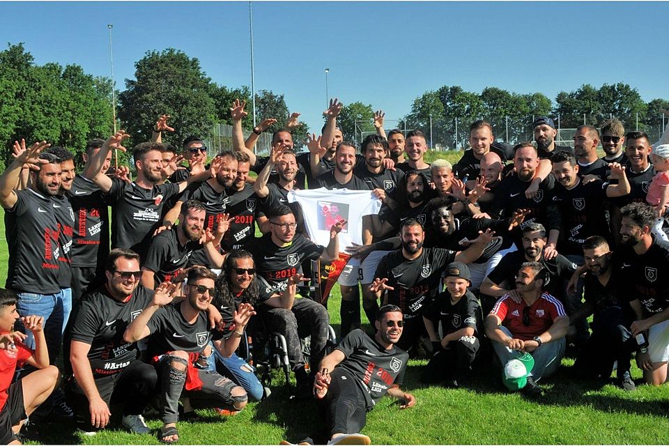 Mit einem 8:1-Erfolg beim SV Asselfingen machte Türkspor Neu-Ulm den Titel perfekt. Auch die Spieler der zweiten Mannschaft, die ihr Spiel bei der SG  Aufheim-Holzschwang ausfallen ließen, feierten mit. 