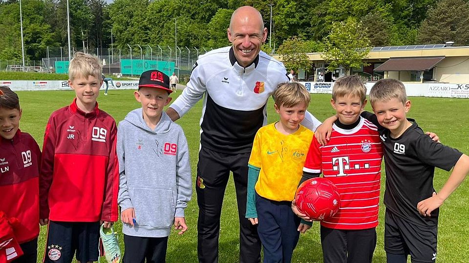 Ex-Bayern-Star Arjen Robben war bei der FT Starnberg zu Besuch.