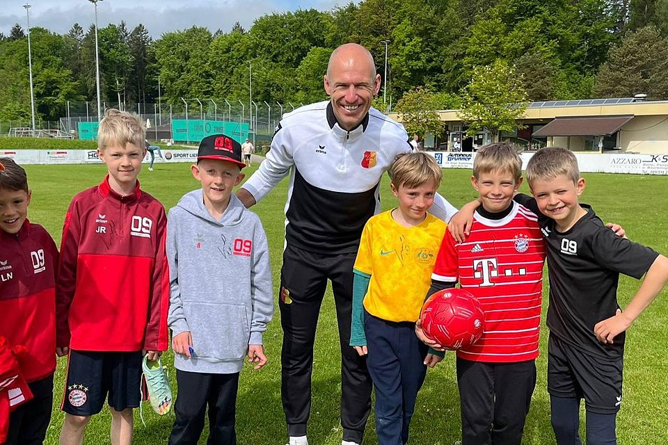 Ex-Bayern-Star Arjen Robben war bei der FT Starnberg zu Besuch.