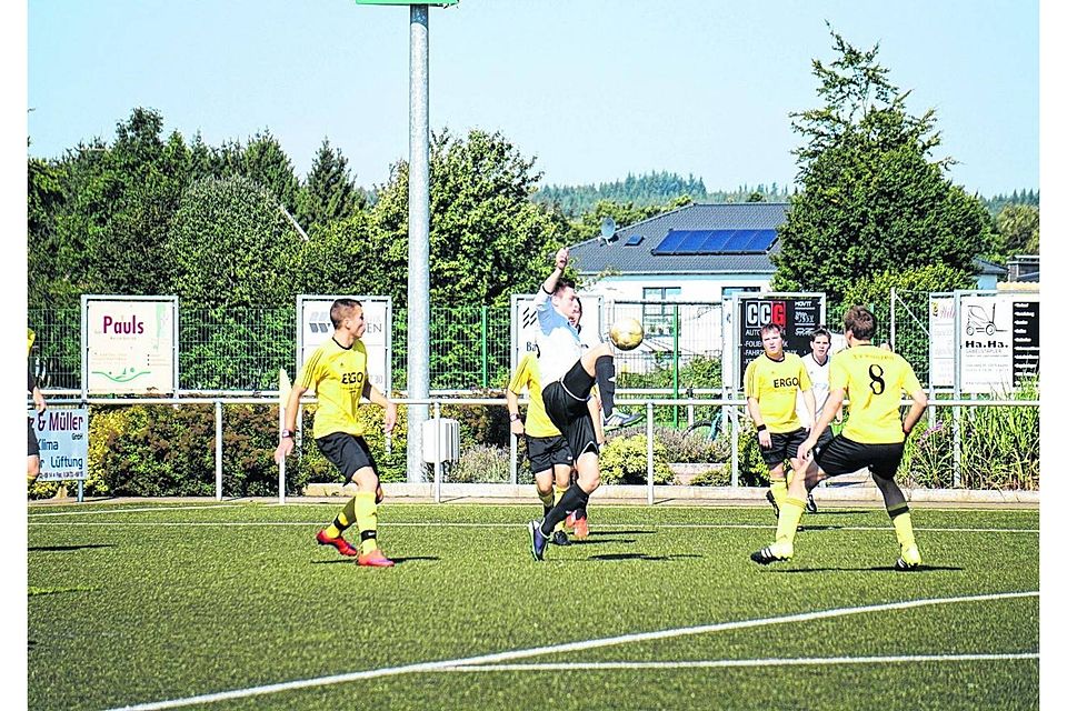 In der Begegnung gegen VfL 05 Aachen spielte die Konzener Zweite taktisch sehr geschickt und versammelte immer mehr Spieler um Ball und Gegner als die Aachener. Foto: Kurt Kaiser