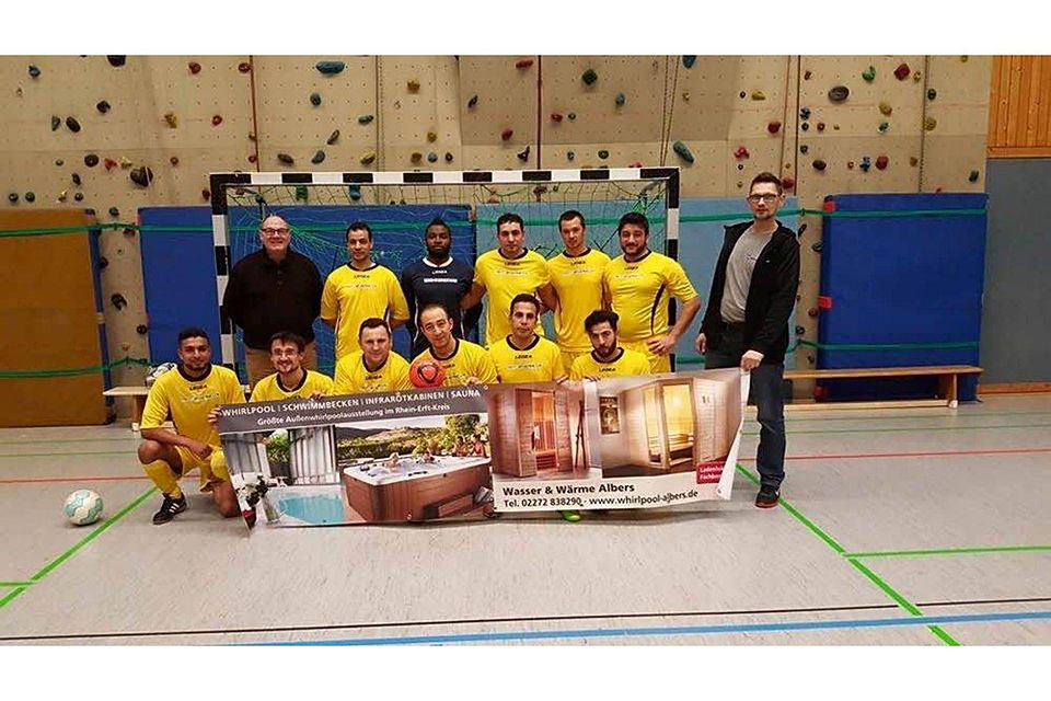 Nicht entmutigen lassen sich die Kentener Futsalspieler von Trainer Daniel Zmuda, zumal ihnen der Kreisvosritzende Walter Ley (hinten links) Mut macht ., Foto: privat