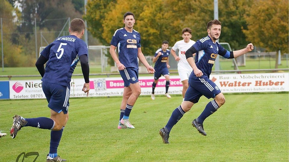 Der Kapitän geht voran. Maximilian Bauer (re.) ist der Tor-Garant des SC Moosen/Vils.