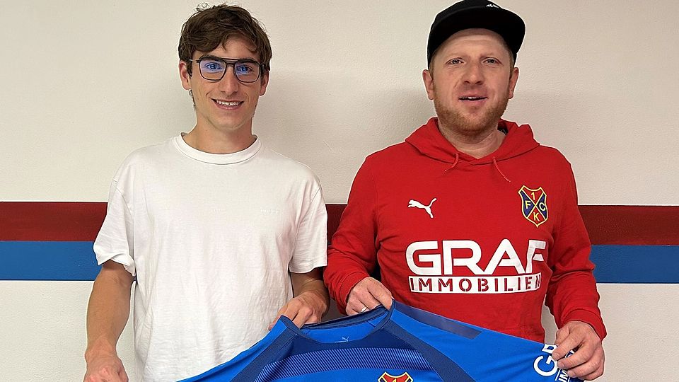 Bad Kötztings sportlicher Leiter Thomas Iglhaut (rechts) präsentiert mit Jonathan Auburger einen weiteren Neuzugang.