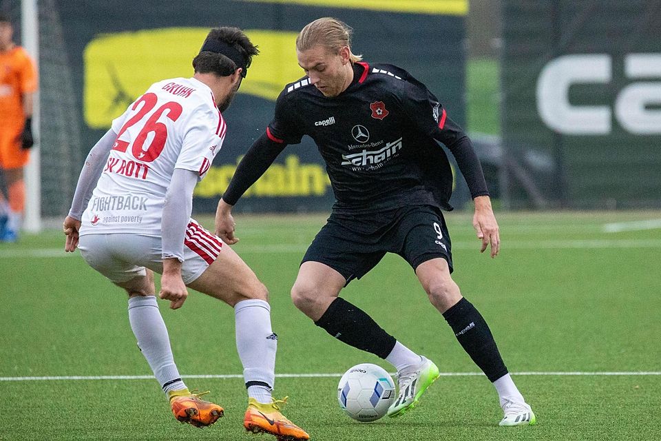 Legt am letzten Spieltag noch vier Treffer nach und sichert sich die Torjäger-Krone: Niklas Valerius (rechts), hier im Hinspiel der Rotter in Weiden.