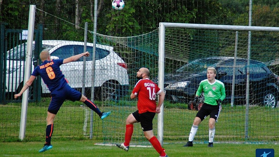 Wird in Mario Etteldorf künftig einen gleichberechtigten Trainerkollegen an seiner Seite haben, um sich noch intensiver als Spieler einzubringen: Ahbachs Spielertrainer Daniel Lochen (links).