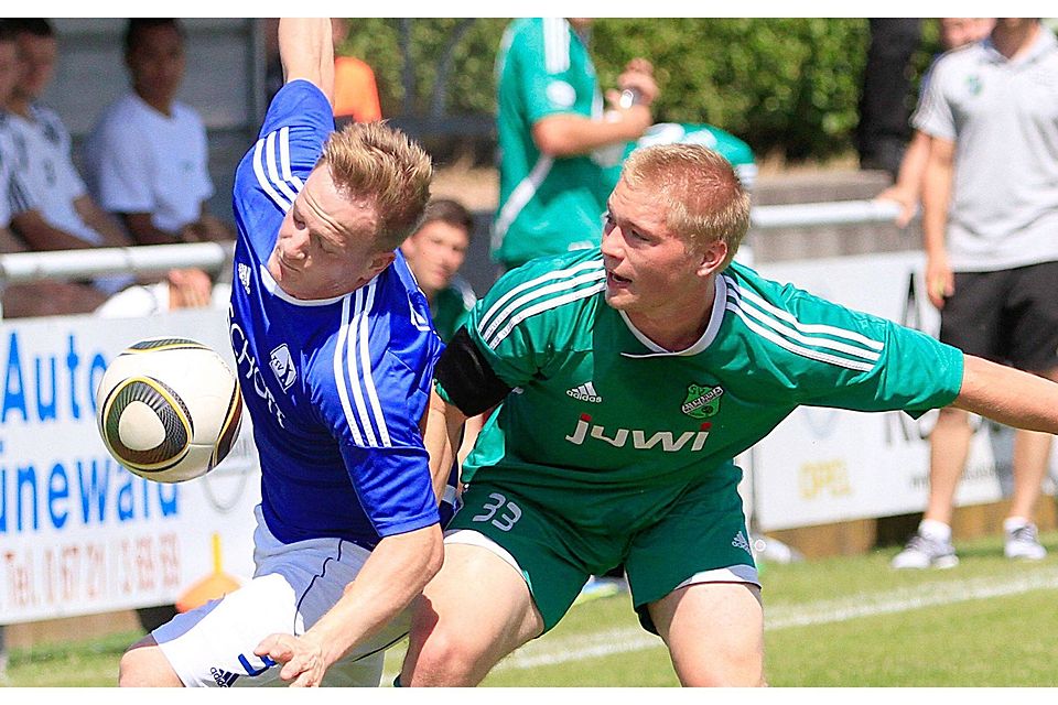 Umkämpftes Endspiel: Waldalgesheims Niklas Schneider (rechts) rangelt mit Schott-Kicker Markus Schmitt.